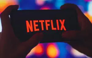 Netflix începe să angajeze experţi AI, în vreme ce greva actorilor şi scenariştilor continuă