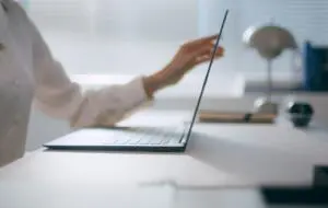 Studiu APSAP: Angajații de la stat vor salarii de peste 1500 de euro, dar mai mult de 70% din ei sunt „codași” la competențe digitale