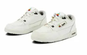 O pereche de adidaşi Apple s-a vândut la licitaţie cu un preţ impresionant