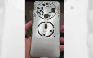 Huawei Mate 60 are un spate în două nuanţe, corp metalic, cameră circulară