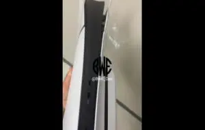 Un posibil PlayStation 5 Slim a fost fotografiat şi apare într-un clip online