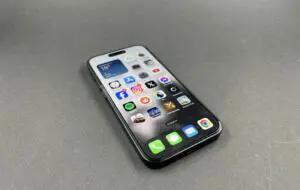 iPhone 16 Pro va dispune de cea mai nouă tehnologie de ecran OLED de la Samsung