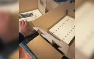 Un client Apple a primit 60 de iPhone 15 Pro Max în loc de 4 bucăți, câte comandase inițial