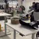 Robotul Tesla Optimus poate împături tricouri… lent. VIDEO