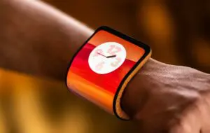 MWC 2024: Motorola a prezentat publicului larg telefonul care se rulează pe încheietura mâinii