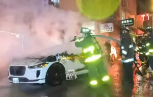 Un „robotaxi” Waymo, incendiat în San Francisco