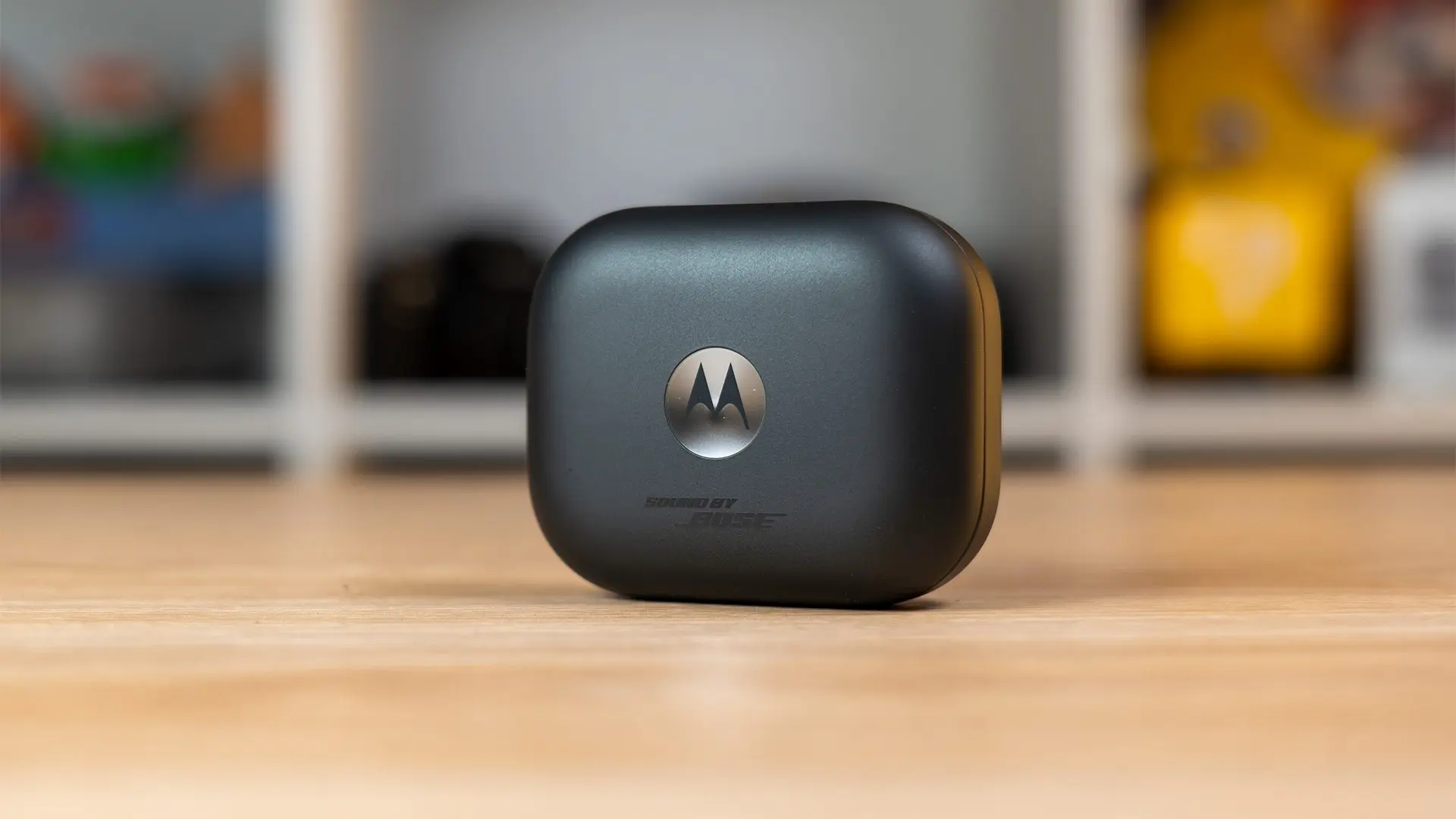 Modo Buds+ case standing