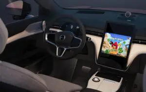 Vei putea juca Angry Birds, și urmări filme pe ecranul mașinilor cu Android Auto și Automotive
