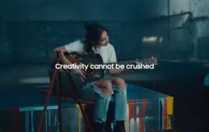 Samsung atacă Apple din nou, cu o parodie la reclama „Crush”, folosind tableta Tab S9 Ultra