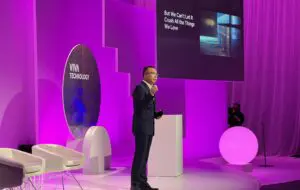 Honor și-a prezentat viziunea asupra integrării AI pe device-urile sale la Vivatech 2024. Avem parte și de un teaser pentru Honor 200