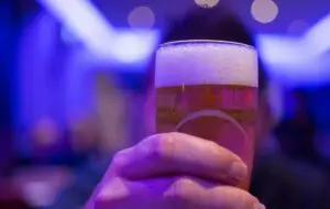 Cum să bei alcool fără să te îmbeți? Cercetătorii elvețieni au găsit soluția: un gel comestibil