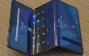 Tableta „tri-fold” de la Huawei, fotografiată în mâinile CEO-ului companiei