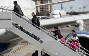 Cum încearcă o companie aeriană să îi facă de râs pe cei care vor să îți ia fața la îmbarcare