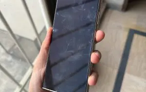 Ecranul telefonului tău Galaxy S24 Ultra a prins urme ciudate? Nu ești singurul