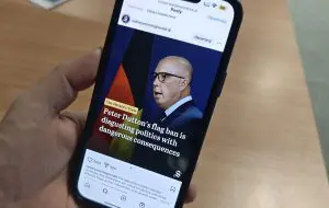 Australia îi forțează în continuare pe giganții din tech să plătească presa locală pentru știri