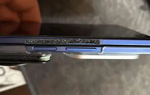 Motivul ciudat pentru care utilizatorii de Fold7 își lipesc șmirghel pe telefon
