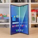 Un utilizator de Fold7 testează live pe YouTube rezistența balamalei. A trecut deja de 120.000 plieri