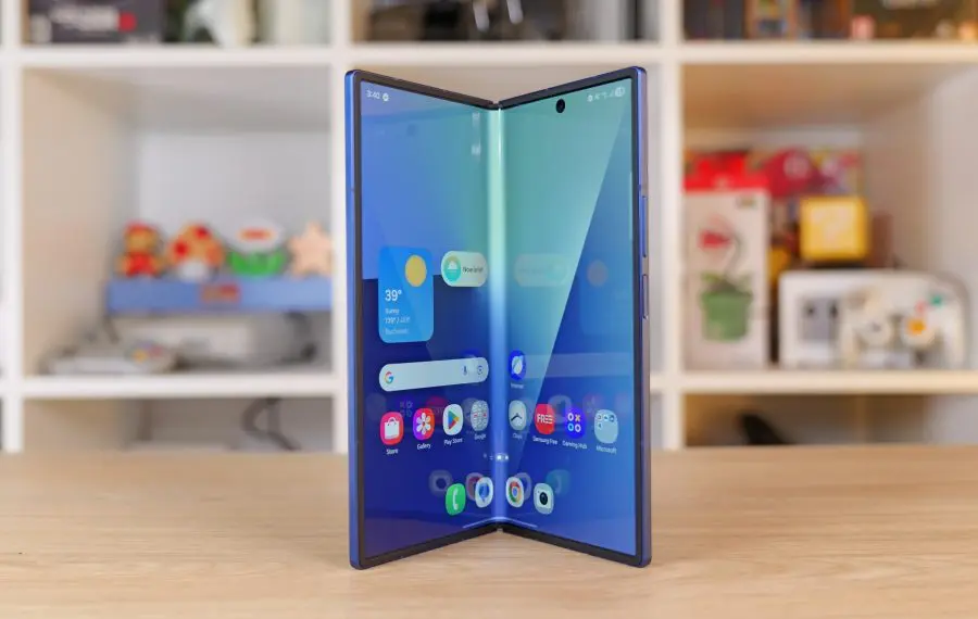 Galaxy Z Fold7 ecran interior semi-deschis