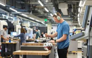 Apple investește enorm pentru a muta producția și asamblarea în Statele Unite