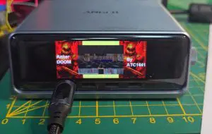 Doom pe încărcătorul de telefoane? Un modder a transformat un accesoriu într-o consolă de jocuri