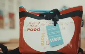 De la livrări la educație: Wolt transformă gențile de livrare în rechizite