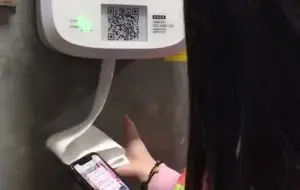 Distopie în China: toaletele publice îți dau hârtie igienică doar dacă vezi o reclamă