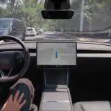 Tesla renunță la promisiunea falsă că mașina poate conduce singură