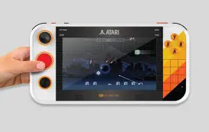 Consola handheld Atari cu controale retro poate fi în sfârșit cumpărată, la 2 ani de la anunțul oficial