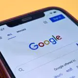 Google își păstrează colaborarea cu Apple pentru căutare