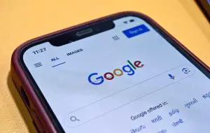 Google își păstrează colaborarea cu Apple pentru căutare
