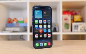 iPhone 17 Pro poate avea din nou Lightning cu ajutorul acestei carcase