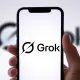 Dezinformare cu AI: Grok spunea că videoclipul asasinării lui Charlie Kirk este o „memă”