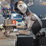 China a creat un rival pentru robotul umanoid Optimus de la Tesla