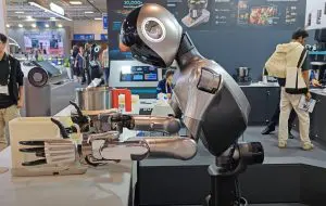 China a creat un rival pentru robotul umanoid Optimus de la Tesla