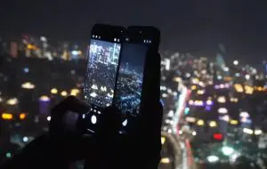 Honor Magic8 și iPhone 17 Pro față în față într-un test extrem de fotografie nocturnă. VIDEO