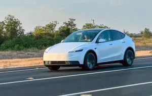 Tesla Model Y „low-cost” în primele fotografii reale. Ce lipsește și cât va costa