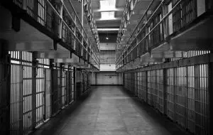 Doi deținuți ar fi spart serverele penitenciarelor și și-au modificat pedepsele