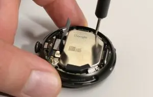 Într-un ocean de ceasuri de „unică folosință”, Pixel Watch 4 este cel mai ușor de reparat