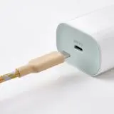 Nu ai încărcător în pachetul telefonului? IKEA tocmai a lansat unul ieftin de 65W