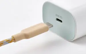 Nu ai încărcător în pachetul telefonului? IKEA tocmai a lansat unul ieftin de 65W