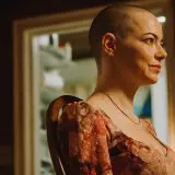 Bugonia review – Un exemplu de infatuare marca Yorgos Lanthimos (și cel mai supraestimat film din 2025)