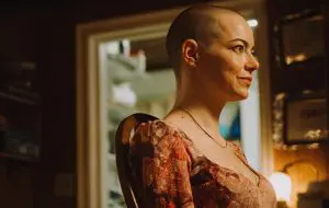 Bugonia review – Un exemplu de infatuare marca Yorgos Lanthimos (și cel mai supraestimat film din 2025)