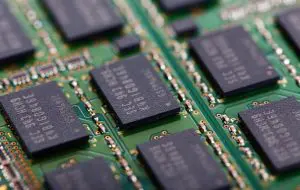 Criza memoriilor RAM va afecta producția de smartphone-uri și laptopuri în 2026