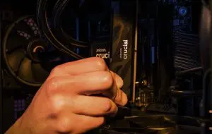 Prima victimă a AI-ului: Micron închide Crucial și nu va mai vinde componente PC către publicul larg