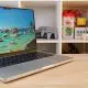 Lansarea MacBook Pro cu ecran OLED ar putea fi amânată din cauza lipsei de memorii