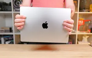 Apple pregătește un MacBook Ultra cu touchscreen și procesor M6