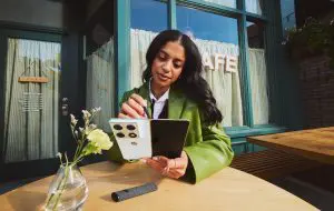 Primele imagini cu Motorola Razr Fold, noul format de pliabil de la Motorola