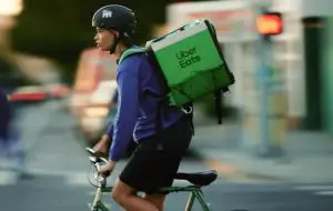 Uber Eats revine în România după ce în 2020 a predat operațiunile locale către Bolt, cel mai mare rival al său