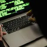 iOS, spart de hackerii ruși. Atacă iPhone-uri cu software-ul de spionaj Darksword