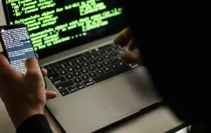 iOS, spart de hackerii ruși. Atacă iPhone-uri cu software-ul de spionaj Darksword